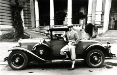 Jiří Goldegg se svým automobilem před zámkem v Chanovicích. Jiří Goldegg se svým automobilem před zámkem v Chanovicích.