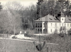 Hlavní zámecká budova, vlevo se zbořeništěm bývalé kapličky. Hlavní zámecká budova, vlevo se zbořeništěm bývalé kapličky.