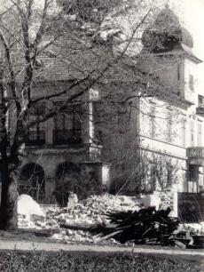 Hromada cihel a trámů je zbytek z původní kapličky. Hromada cihel a trámů je zbytek z původní kapličky.