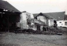 Zchátralé hospodářské budovy. Zchátralé hospodářské budovy.